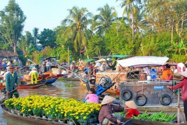 Floating Market of Phong Dien